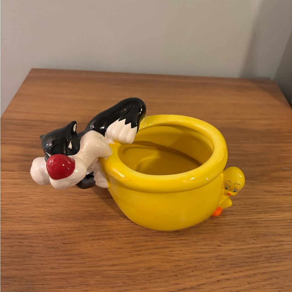 Warner Bros. Looney Tunes Vintage ceramic planter Sylvester and Tweety Bird